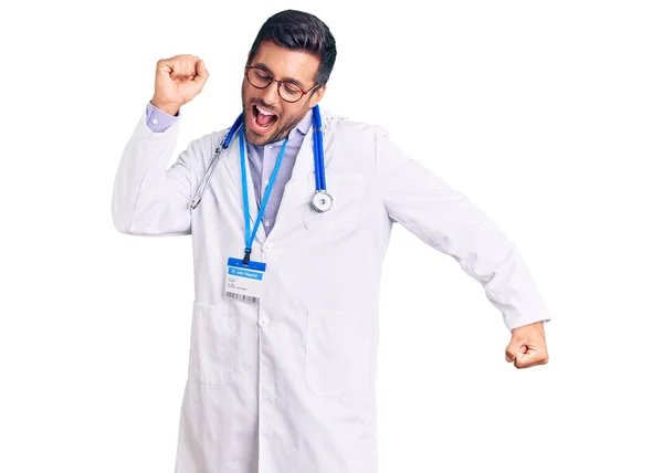 Joven Hombre Hispano Vistiendo Uniforme Médico Estetoscopio Bailando Alegre Alegre — Foto de Stock