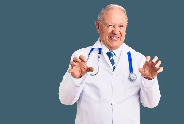 Senior Bonito Homem Cabelos Grisalhos Vestindo Casaco Médico Estetoscópio Sorrindo — Fotografia de Stock