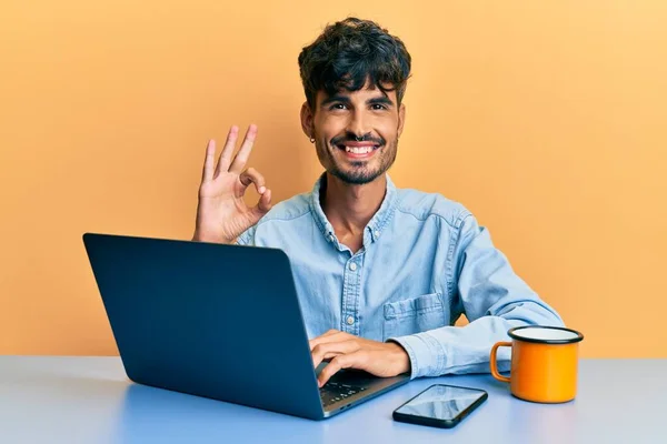 Jeune Homme Hispanique Travaillant Bureau Boire Une Tasse Café Faire — Photo