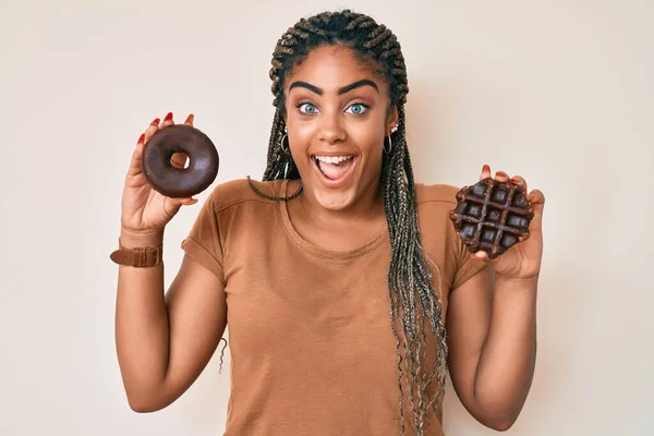 Joven Mujer Afroamericana Con Trenzas Sosteniendo Rosquilla Chocolate Gofre Celebrando —  Fotos de Stock