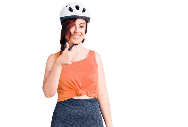 Joven Hermosa Mujer Con Casco Bicicleta Sonriendo Feliz Positivo Pulgar — Foto de Stock