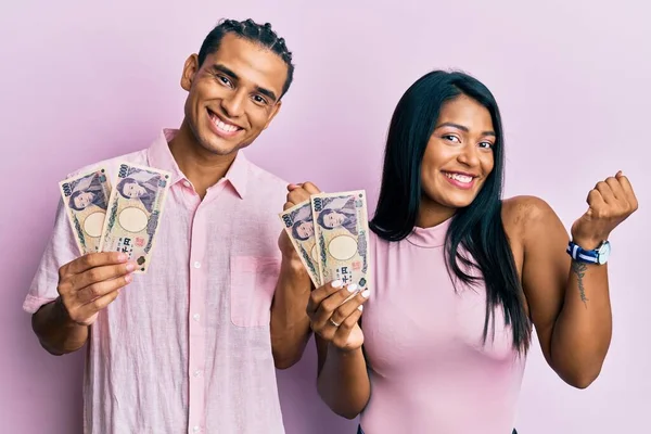 Jovem Casal Latino Segurando Notas Iene Japonês Gritando Orgulhoso Celebrando — Fotografia de Stock