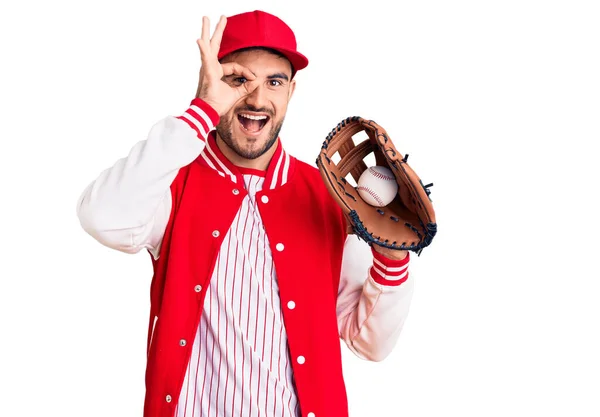 Jovem Homem Bonito Segurando Luvas Beisebol Sorrindo Feliz Fazendo Sinal — Fotografia de Stock