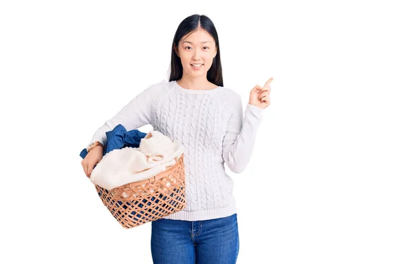 Ung Vacker Kinesisk Kvinna Som Håller Tvättkorg Med Kläder Ler — Stockfoto