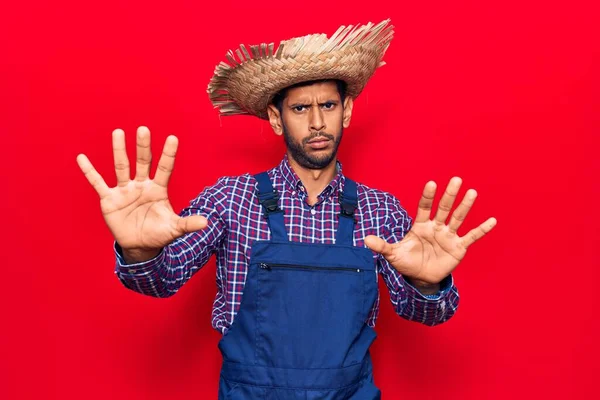 Jonge Latijnse Man Draagt Boerenhoed Schort Bang Doodsbang Van Angst — Stockfoto