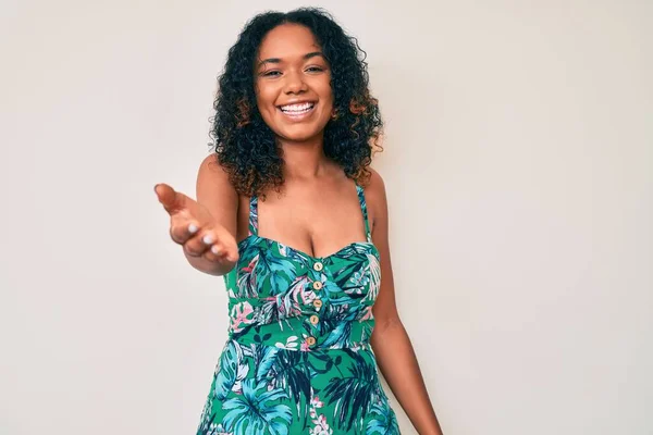 Giovane Donna Afroamericana Indossa Abiti Casual Sorridente Amichevole Offrendo Stretta — Foto Stock