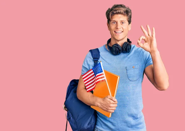 Jonge Knappe Man Studentenrugzak Koptelefoon Met Boek Amerikaanse Vlag Doet — Stockfoto