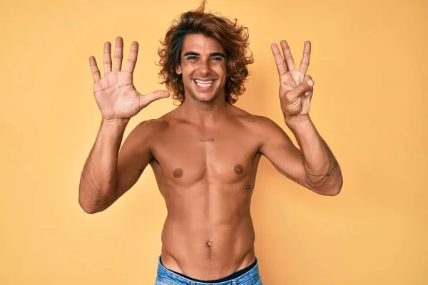 Genç Spanyol Adam Üstsüz Duruyor Sekiz Numaralı Parmaklarıyla Işaret Ediyor — Stok fotoğraf