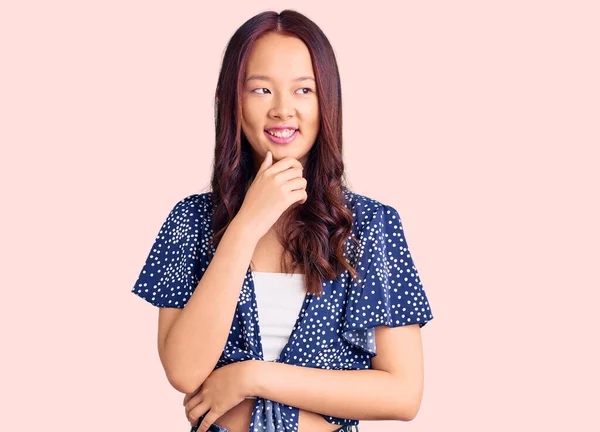 Ung Vacker Kinesisk Flicka Bär Casual Kläder Med Hand Hakan — Stockfoto