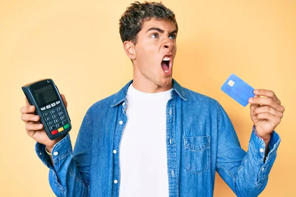 Fiatal Jóképű Férfi Kezében Hitelkártya Datafon Dühös Őrült Sikoltozó Frusztrált — Stock Fotó