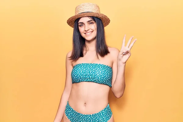 Joven Hermosa Chica Con Bikini Sombrero Verano Mostrando Apuntando Hacia — Foto de Stock