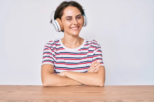 Jonge Latijns Amerikaanse Vrouw Met Een Koptelefoon Tafel Vrolijk Gezicht — Stockfoto