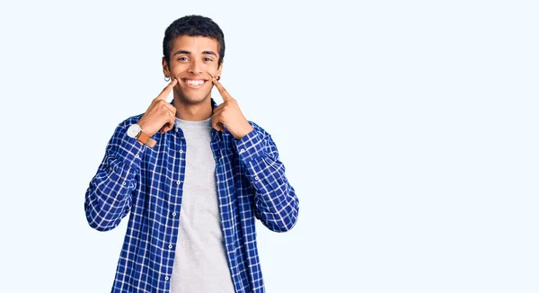 Jovem Afro Americano Vestindo Roupas Casuais Sorrindo Com Boca Aberta — Fotografia de Stock