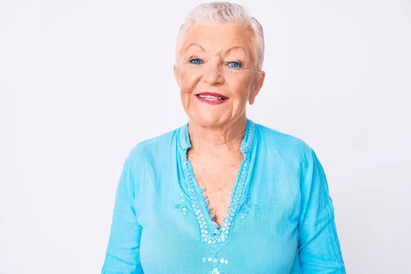 Starsza Piękna Kobieta Niebieskimi Oczami Siwymi Włosami Nosząca Letnie Ubrania — Zdjęcie stockowe