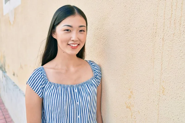 Joven Mujer China Sonriendo Feliz Apoyado Pared Calle Ciudad —  Fotos de Stock