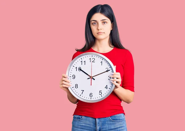 Jovem Menina Bonita Segurando Relógio Pensando Atitude Expressão Sóbria Olhando — Fotografia de Stock