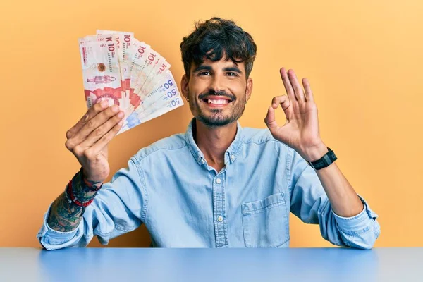 Junger Hispanischer Mann Mit Kolumbianischen Pesos Der Auf Dem Tisch — Stockfoto