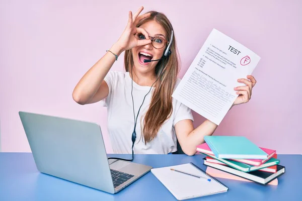 Ung Blond Flicka Visar Misslyckad Examen Sitter Bordet Leende Glad — Stockfoto