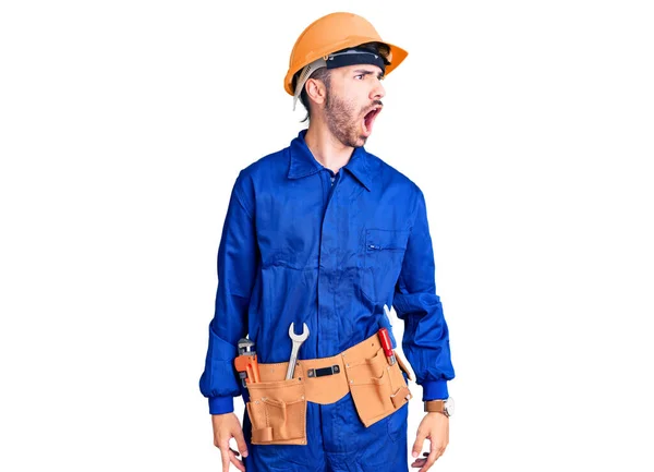 Joven Hombre Hispano Vistiendo Uniforme Obrero Enojado Loco Gritando Frustrado — Foto de Stock