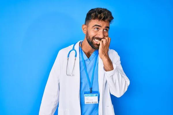 Junger Hispanischer Mann Arztuniform Und Stethoskop Der Gestresst Und Nervös — Stockfoto