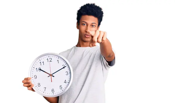 Jeune Homme Afro Américain Tenant Une Grosse Horloge Pointant Doigt — Photo