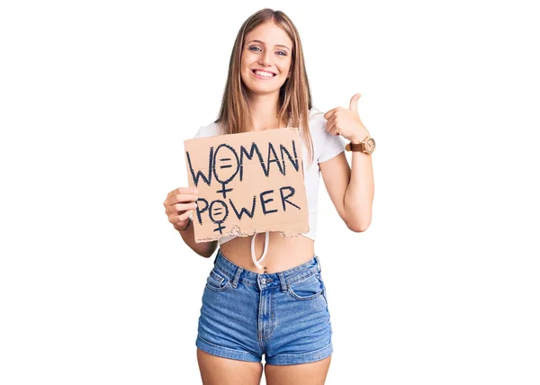 Młoda Piękna Blondynka Trzyma Kobieta Power Banner Uśmiechając Szczęśliwy Pozytywny — Zdjęcie stockowe
