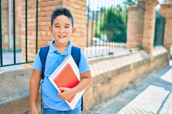 Schattige Student Jongen Glimlachend Gelukkig Holding Boek Straat Van Stad — Stockfoto