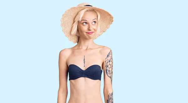 Mujer Rubia Joven Con Tatuaje Usando Bikini Sombrero Verano Sonriendo —  Fotos de Stock