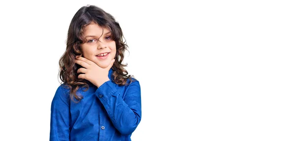 Nettes Kind Mit Langen Haaren Lässiger Kleidung Das Selbstbewusst Die — Stockfoto