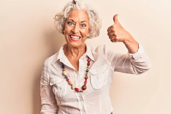 Senior Grijs Harige Vrouw Draagt Casual Kleding Lachend Gelukkig Positief — Stockfoto