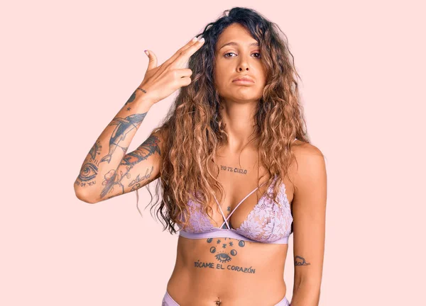 Jovem Hispânica Com Tatuagem Vestindo Lingerie Atirando Matando Apontando Mão — Fotografia de Stock