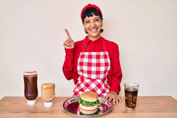 Beautiful Brunettte Woman Cooking Tasty Hamburguer Surprised Idea Question Pointing — Stock Photo, Image