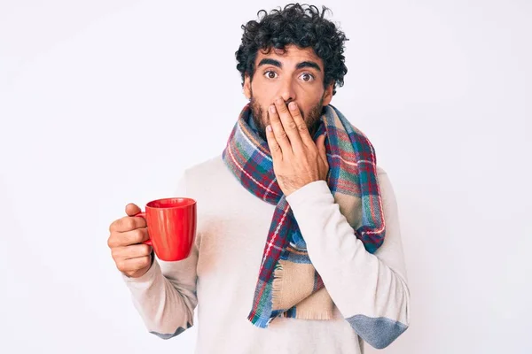 Stilig Ung Man Med Lockigt Hår Och Björn Bär Vinter — Stockfoto