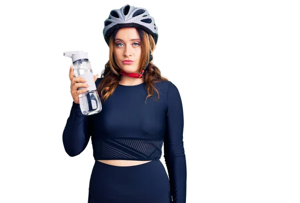 Young Beautiful Caucasian Woman Wearing Bike Helmet Holding Water Bottle — Stock Photo, Image