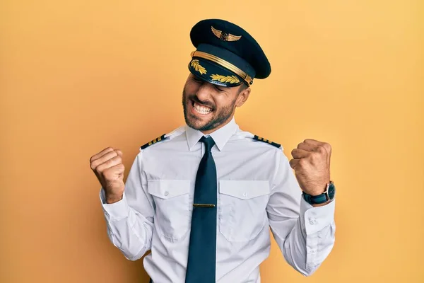 Stilig Hispanic Man Bär Flygplan Pilot Uniform Mycket Glad Och — Stockfoto