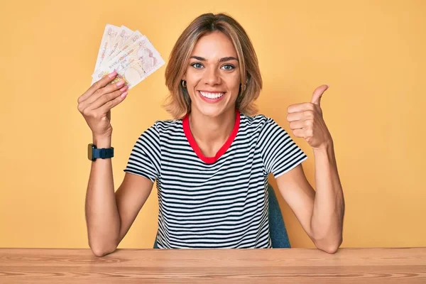 Hermosa Mujer Caucásica Sosteniendo Reino Unido Billetes Libras Sonriendo Feliz —  Fotos de Stock