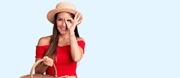 Ung Vacker Latinamerikansk Kvinna Bär Sommar Hatt Och Håller Picknick — Stockfoto