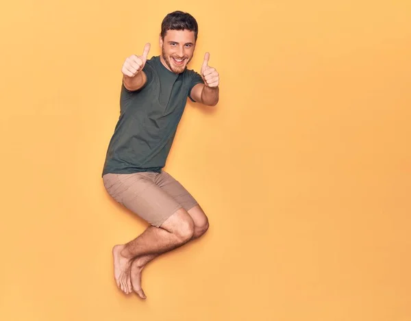 Giovane Uomo Ispanico Bello Indossa Abiti Casual Sorridente Felice Salto — Foto Stock