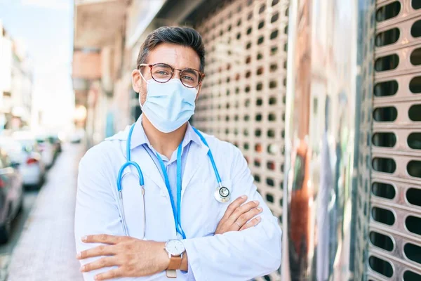 Jovem Bonito Médico Hispânico Vestindo Uniforme Proteção Coronavírus Máscara Médica — Fotografia de Stock