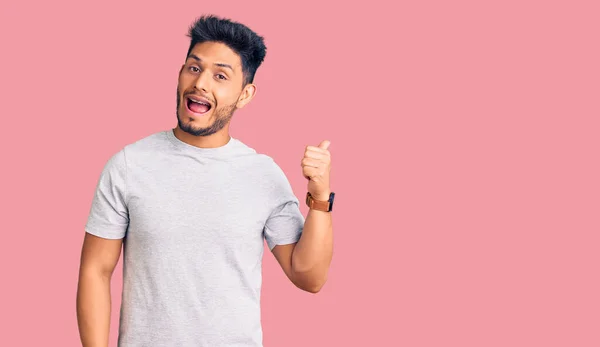 Guapo Joven Latinoamericano Con Camiseta Casual Sonriendo Con Cara Feliz — Foto de Stock