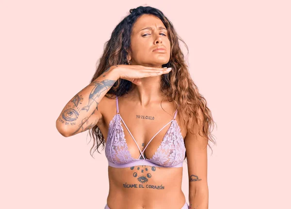 Jovem Hispânica Com Tatuagem Vestindo Lingerie Cortando Garganta Com Mão — Fotografia de Stock