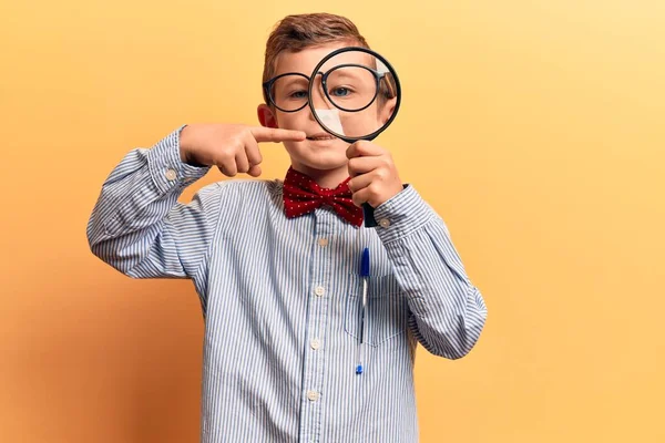 Schattig Blond Kind Dragen Nerd Strik Bril Houden Vergrootglas Glimlachen — Stockfoto