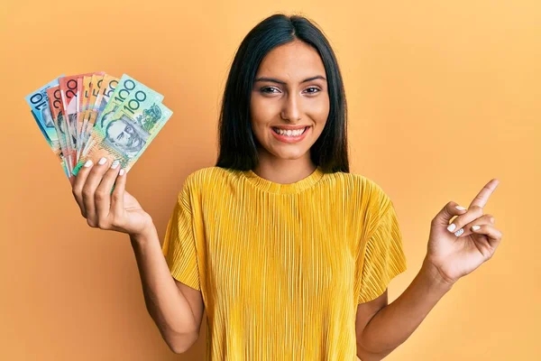 Jovem Morena Segurando Dólares Australianos Sorrindo Feliz Apontando Com Mão — Fotografia de Stock