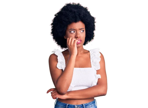 Ung Afrikansk Amerikansk Kvinna Klädd Avslappnade Kläder Ser Stressad Och — Stockfoto