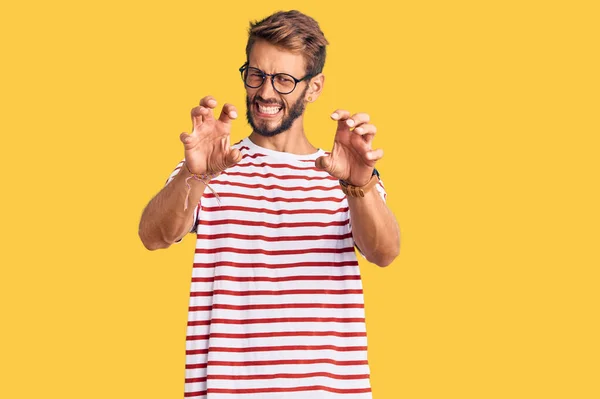 Bonito Homem Loiro Com Barba Vestindo Roupas Casuais Óculos Sorrindo — Fotografia de Stock