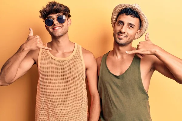 Jovem Gay Casal Vestindo Verão Roupas Sorrindo Fazendo Telefone Gesto — Fotografia de Stock