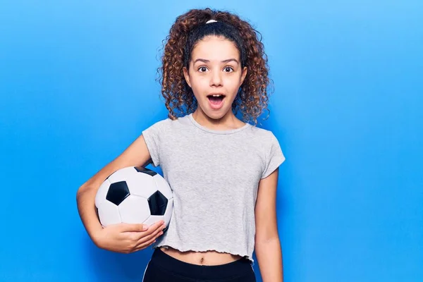 Kıvırcık Saçlı Futbol Topunu Tutan Güzel Kız Ağzı Açık Kalmış — Stok fotoğraf