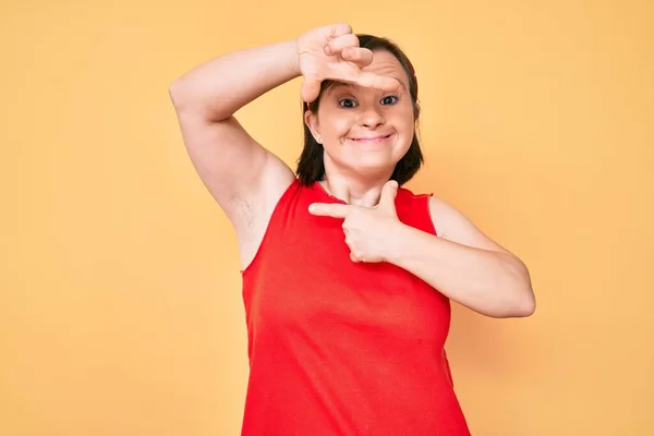 Mulher Morena Com Síndrome Vestindo Roupas Casuais Sorrindo Fazendo Moldura — Fotografia de Stock