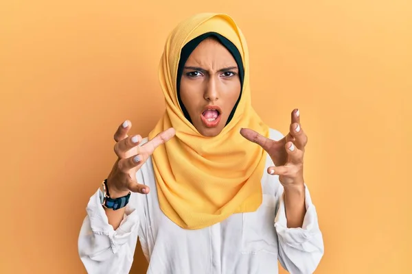 Молода Брюнетка Арабська Жінка Традиційному Ісламському Шарфі Хіджаб Кричить Розчарований — стокове фото