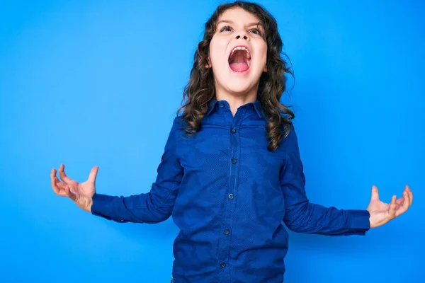 Roztomilé Hispánské Dítě Dlouhými Vlasy Oblečené Neformálního Oblečení Bláznivě Křičící — Stock fotografie